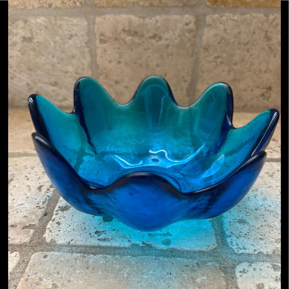 Blenko small bowl pre owned condition. Measures 5.5” across - Picture 1 of 2